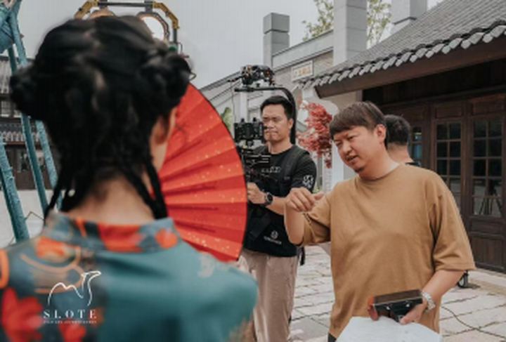 导演与演员现场沟通